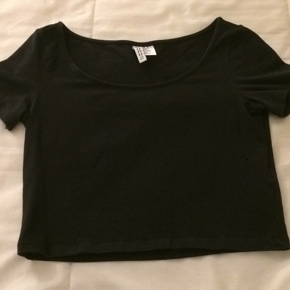Black cropped tee